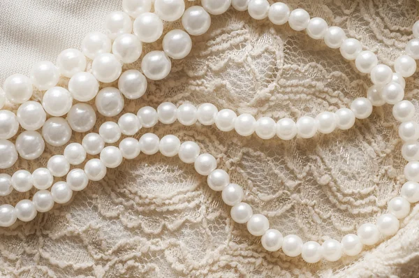 Perlenkette auf Spitzenklamotten — Stockfoto