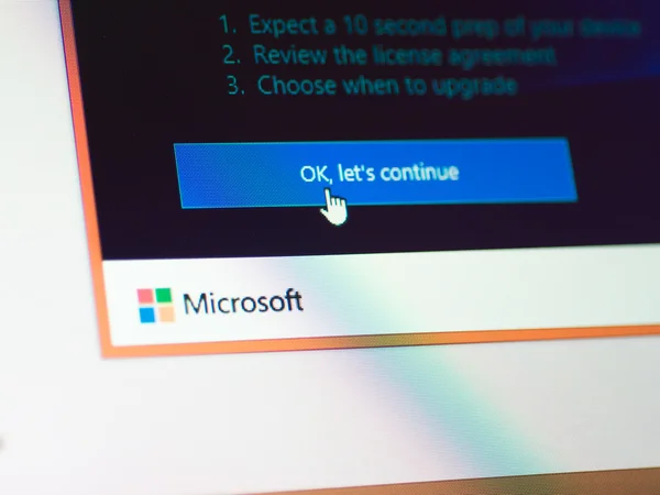 Bangkok, Thajsko - 16 srpna 2015; Aktualizujte obrazovku Microsoft Windows 10. Os je novou verzí systému Windows. To začíná 29 července 2015. - Stock obrázek