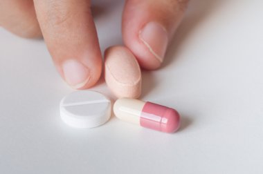 Parmak malzeme çekme tıp hapları.