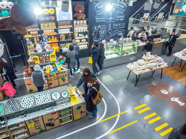 Klienci wewnątrz kawy z Linefriends Cafe — Zdjęcie stockowe