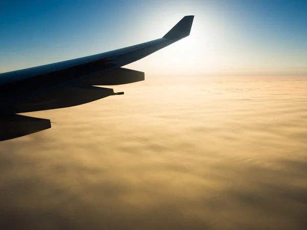 Nuvens e céu com luz dourada — Fotografia de Stock