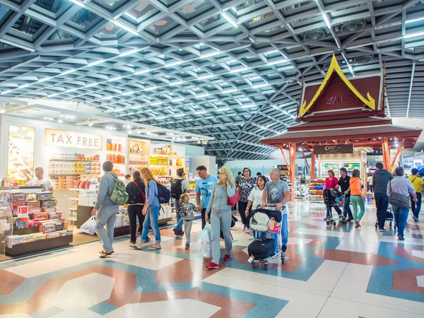 Zakupy w sklepie bezcłowym na lotnisku Suvanaphumi. — Zdjęcie stockowe