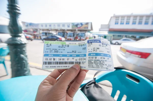 Τουριστικών δείχνουν εισιτήριο από Sokcho στο σταθμό λεωφορείων Ντονγκ Σεούλ. — Φωτογραφία Αρχείου