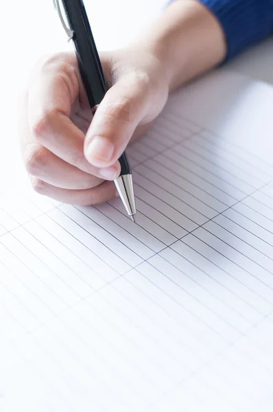 Kobiece ręce z piórem, pisanie na papierze — Zdjęcie stockowe