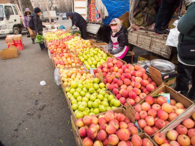 Çin'deki semt pazarı sokak meyve satıcı.
