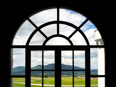 Pencereden yeşil tepe