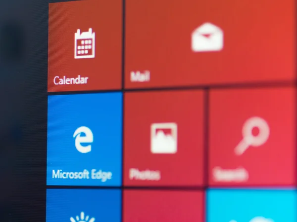 Ekran menu nowy Windows 10 koncentruje się na krawędzi Mirosoft ikona — Zdjęcie stockowe