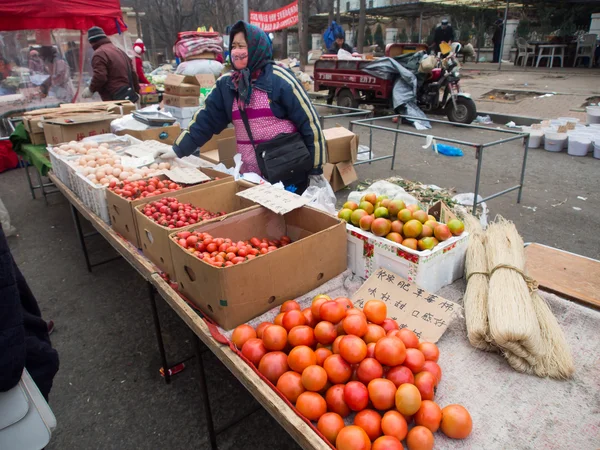 Вулиця фрукти продавця на вулиці ринку в Китаї. — стокове фото