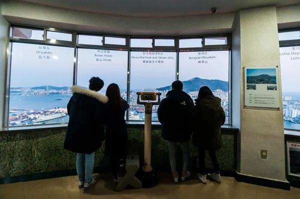 Les gens sur Busan Tower Deck regardant la vue sur la ville . — Photo