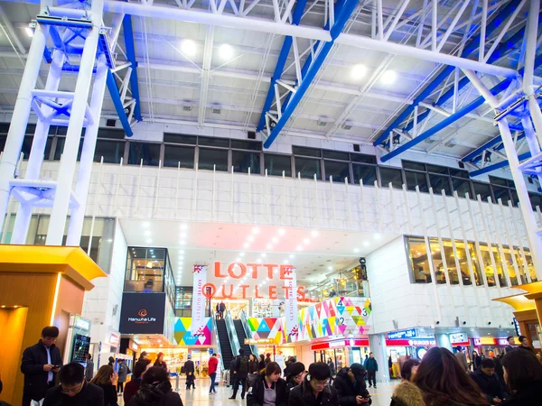 Lotte prodejny mall v nádraží v Soulu, Korea. — Stock fotografie