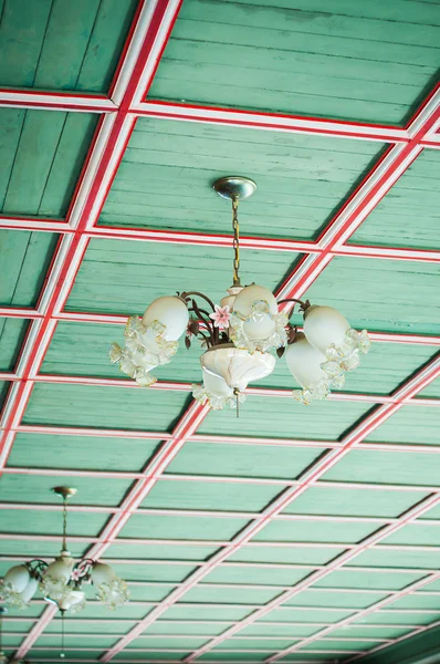 Lampadario vintage su soffitto di legno verde . — Foto Stock