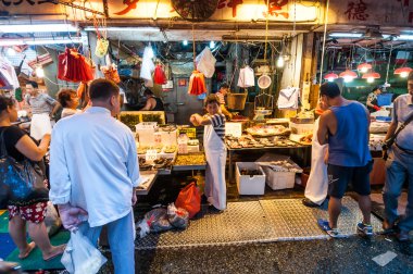 İnsanlar Bowrington Road Market içinde uyanma.