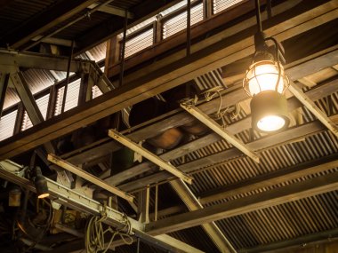 Vintage eski latern lamba ahırda