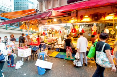 İnsanlar Bowrington Road Market içinde uyanma.