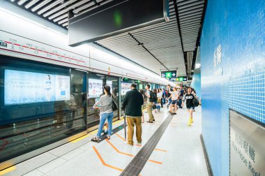 MTR tren Causeway Bay istasyonunda bekleyen insanlar.