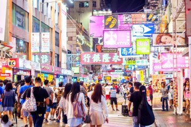 Mongkok sokakta birçok kişi geceleri.