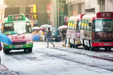 Şehir merkezi otobüs istasyonu yaya tayfun Mujigae ilerliyoruz süre ile