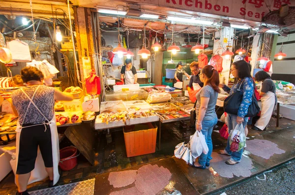 Les gens se réveillent au Bowrington Road Market . — Photo