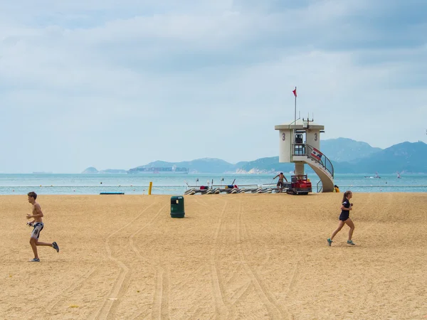 Les gens jogging à Repulse Bay plage . — Photo