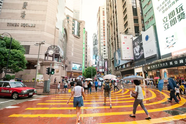 Gente esperando cruzar por calles concurridas en Hong Kong Times —  Fotos de Stock