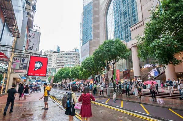 Gente esperando cruzar por calles concurridas en Hong Kong Times —  Fotos de Stock