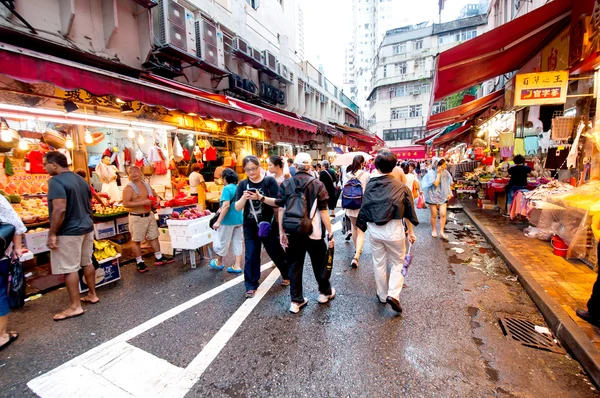 La gente si sveglia nel mercato di Bowrington Road . — Foto Stock