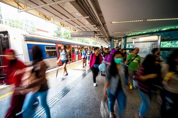 Eople αναμονή για καθυστέρηση Mtr τρένου ενώ κινείται ο τυφώνας Mujigae — Φωτογραφία Αρχείου