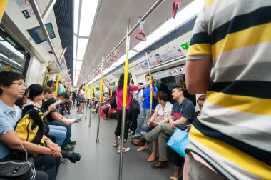 Hong Kong Mtr yolcuları.