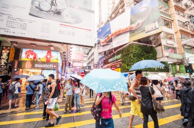 Mongkok sokakta birçok kişi geceleri.
