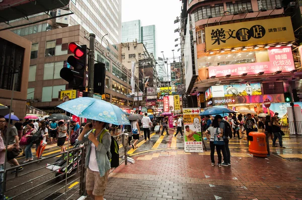 Viele Menschen in der mongkok Straße in der Nacht. — Stockfoto