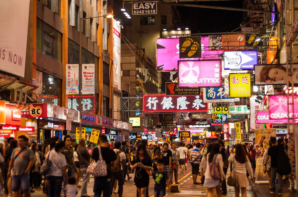 Многие люди на улице Монгкок ночью
.