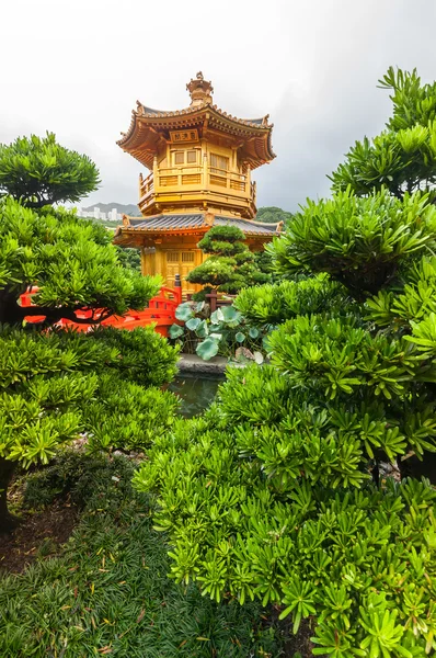 Goldener Pavillon der Perfektion in Nanlian Garden — Stockfoto