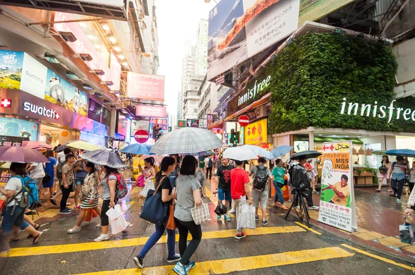 Many people in Mongkok street in rainy day — Stock Photo, Image