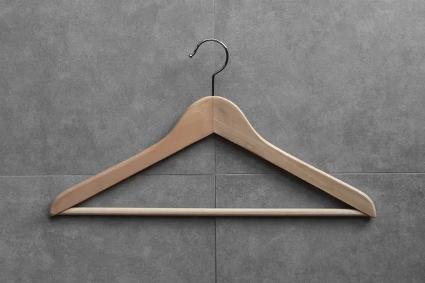 Вешалка для одежды на цементной стене — стоковое фото