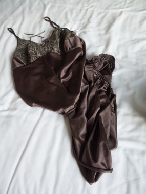 Yatakta kahverengi giyimi