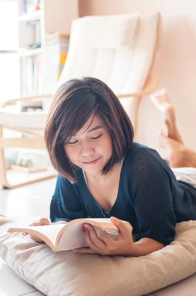 Young asian woman reading book. — Stock Photo, Image