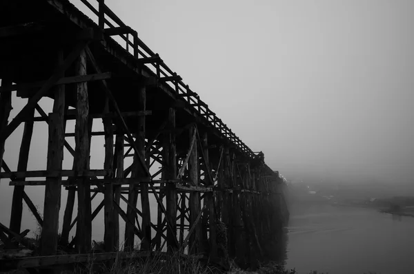 Paisagem da famosa ponte de madeira (Ponte Mon) emTailândia — Fotografia de Stock