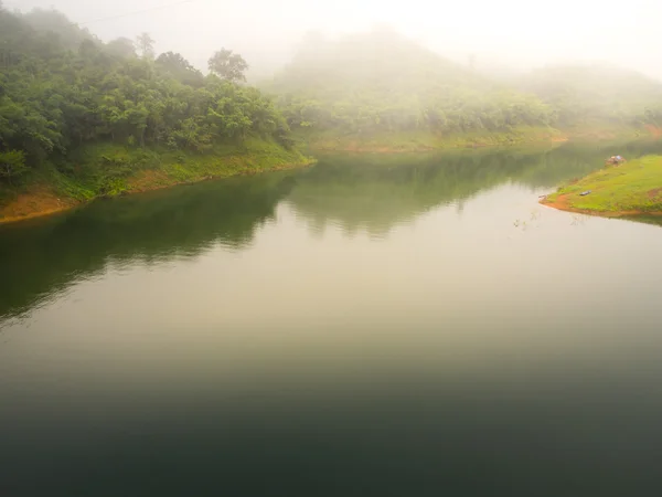 Paisagem de lago tropical de manhã — Fotografia de Stock