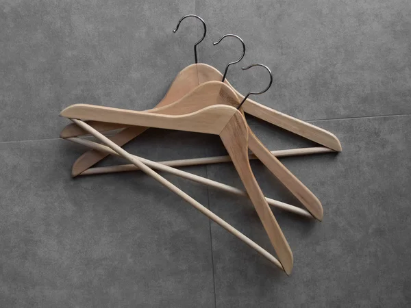 Colgador de ropa en la pared de cemento — Foto de stock © CoffeeMate