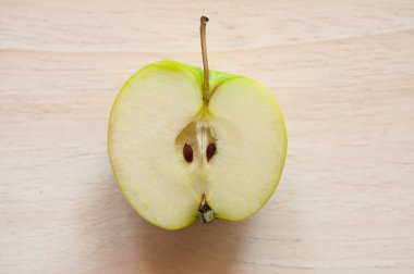Yeşil elma yarısı