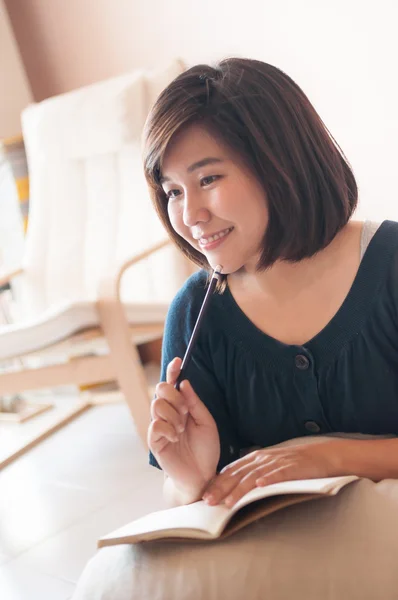 Young asian woman writing. — Stock Photo, Image
