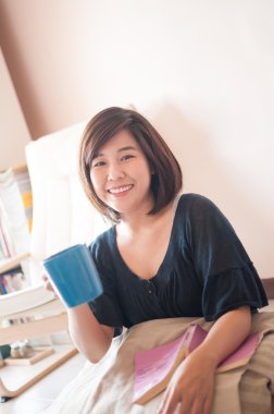 Kadın taze kahve yudumlarken ve kitap okuma