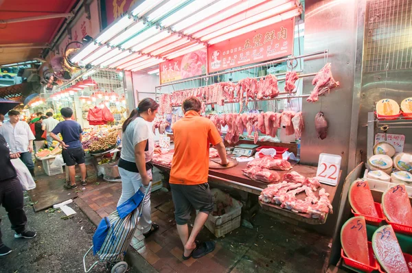 Menschen wachen in der Bowrington Road Markt. — Stockfoto