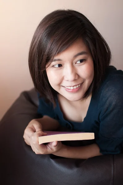 Mujer sosteniendo un libro . — Foto de Stock