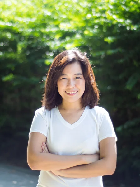 Asiática mujer sonriendo feliz fuera en parque — Foto de Stock