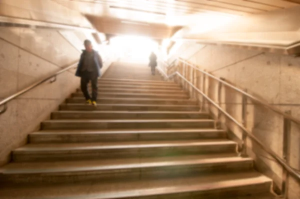 Pessoas andando na escada de concreto — Fotografia de Stock