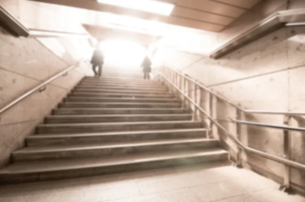 Pessoas andando na escada de concreto — Fotografia de Stock