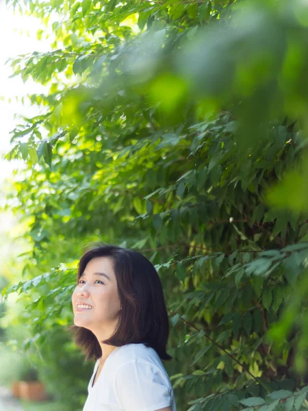 Woman in the park — Stock Photo, Image