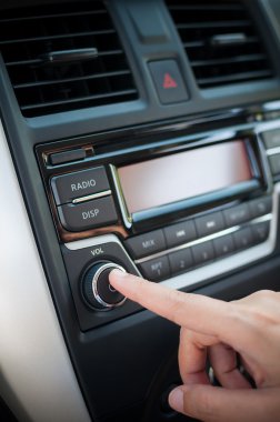 Araba müzik çalar düğmeye sürücü parmak.