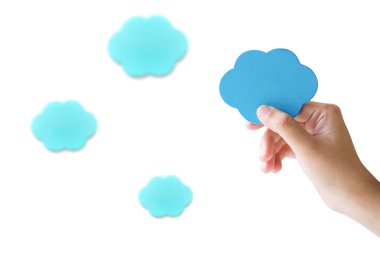 Mavi bulut izole tutan el 